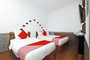 Postel nebo postele na pokoji v ubytování OYO 210 Hotel Five 2