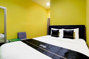 Giường trong phòng chung tại Hotel O Jalan Slamet Riyadi Near Bandara Adi Soemarmo Formerly Amanah Sejahtera