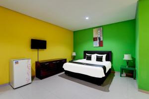 Giường trong phòng chung tại Hotel O Jalan Slamet Riyadi Near Bandara Adi Soemarmo Formerly Amanah Sejahtera