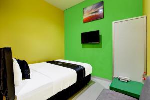 TV/trung tâm giải trí tại Hotel O Jalan Slamet Riyadi Near Bandara Adi Soemarmo Formerly Amanah Sejahtera