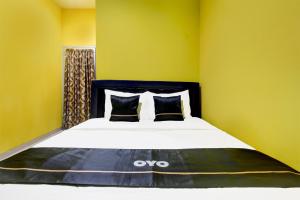 Giường trong phòng chung tại Hotel O Jalan Slamet Riyadi Near Bandara Adi Soemarmo Formerly Amanah Sejahtera +24 ảnh