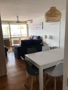 A seating area at Face à La Mer
