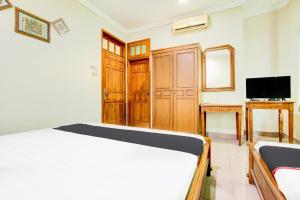 TV a/nebo společenská místnost v ubytování Hotel O Manahan Near Stadium Manahan Solo Formerly Atma Bhakti