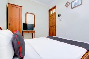 Postel nebo postele na pokoji v ubytování Hotel O Manahan Near Stadium Manahan Solo Formerly Atma Bhakti