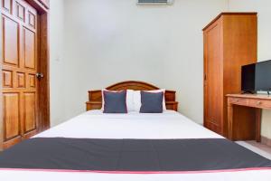Postel nebo postele na pokoji v ubytování Hotel O Manahan Near Stadium Manahan Solo Formerly Atma Bhakti