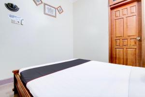 Postel nebo postele na pokoji v ubytování Hotel O Manahan Near Stadium Manahan Solo Formerly Atma Bhakti