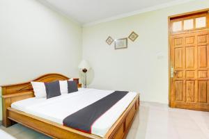 Postel nebo postele na pokoji v ubytování Hotel O Manahan Near Stadium Manahan Solo Formerly Atma Bhakti