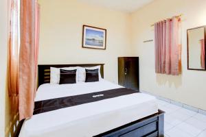 a bedroom with a large bed in a room at Collection O Stasiun Pekalongan Near Stasiun Kereta Api Formerly Hotel Indah in Pekalongan