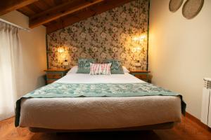 a bedroom with a bed with a floral wallpaper at Posada La Herradura in Liermo