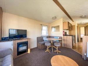 Una cocina o zona de cocina en Homely 8 Berth Caravan With Side Decking And Ramp Access In Kent, Ref 47018H