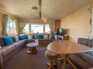 Posezení v ubytování Homely 8 Berth Caravan With Side Decking And Ramp Access In Kent, Ref 47018H