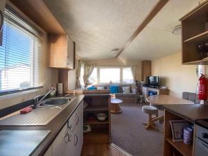 Una cocina o zona de cocina en Homely 8 Berth Caravan With Side Decking And Ramp Access In Kent, Ref 47018H