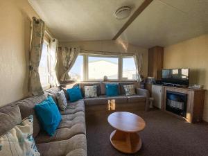 Posezení v ubytování Homely 8 Berth Caravan With Side Decking And Ramp Access In Kent, Ref 47018H