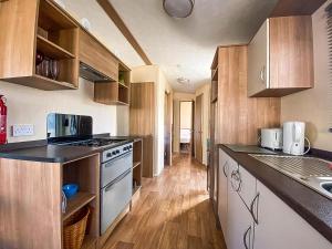 Una cocina o zona de cocina en Homely 8 Berth Caravan With Side Decking And Ramp Access In Kent, Ref 47018H