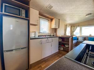 Una cocina o zona de cocina en Homely 8 Berth Caravan With Side Decking And Ramp Access In Kent, Ref 47018H