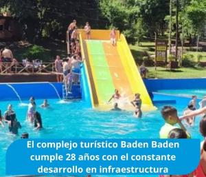 a group of people in the water at a water park at Joa y Santi in Jardín América
