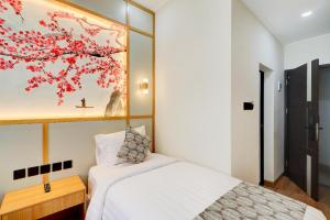 Postel nebo postele na pokoji v ubytování Collection O Samurai Hotel