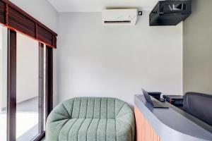 TV a/nebo společenská místnost v ubytování Collection O Samurai Hotel