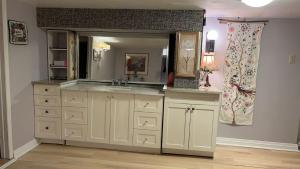 Gallery image of Renovated 2 Queen Beds Unit with Private Kitchen and Bathroom Near Yonge Street Basement in Richmond Hill +6 photos