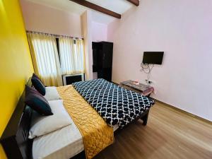 TV a/nebo společenská místnost v ubytování Chennai Grand Residency