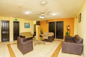a living room with couches and a table at OYO Hotel Bugambilia, San Luis Potosí in San Luis Potosí