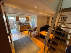 una vista di un soggiorno e di una cucina con una scala di Heidelberg Apartments a Heidelberg