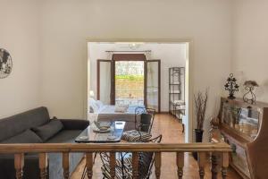 una sala de estar con un sofá y una mesa en Lion's Yard, en La Canea