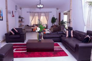 Posezení v ubytování White Guest House -Kakiri