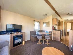 Una cocina o zona de cocina en Homely 8 Berth Caravan With Side Decking And Ramp Access In Kent, Ref 47018H