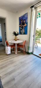 ル・グロー・デュ・ロワにあるThe Driant beach is 50m and 150m from the centerのリビングルーム(テーブル付)