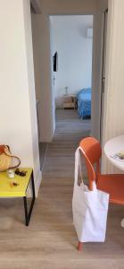 ル・グロー・デュ・ロワにあるThe Driant beach is 50m and 150m from the centerの白い袋、椅子、テーブルが備わる客室です。