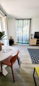 ル・グロー・デュ・ロワにあるThe Driant beach is 50m and 150m from the centerのテーブルと椅子のあるリビングルーム +32枚の写真