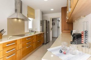 eine Küche mit Holzschränken und einer Arbeitsplatte in der Unterkunft Las Brisas 87 in Atamaría