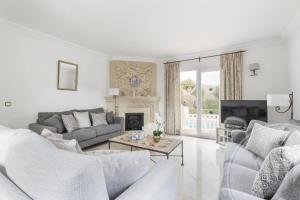 ein weißes Wohnzimmer mit Sofas und einem Kamin in der Unterkunft Las Brisas 87 in Atamaría + 26 Fotos