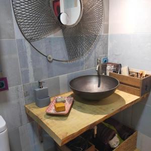 a bathroom with a black sink and a mirror at tranquila habitación en apartamento compartido in Capellades