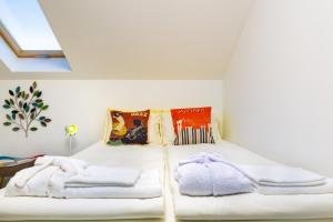 Un dormitorio con una cama con toallas. en Plovdiv Urban Gem Studio by Flat Mаnаger, en Plovdiv