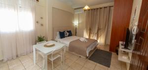 Ένα ή περισσότερα κρεβάτια σε δωμάτιο στο Stergios_Apartments 04