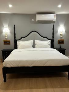 Voodi või voodid majutusasutuse Jim & Holmes Resort & Luxury Residences in Jim Corbett National Park toas