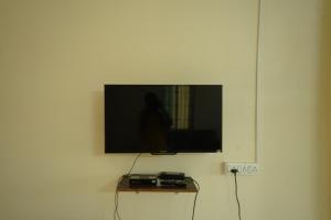 TV a/nebo společenská místnost v ubytování Bhakti Bliss Homestay - New Luxurious Pent house with AC