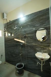 Koupelna v ubytování Bhakti Bliss Homestay - New Luxurious Pent house with AC