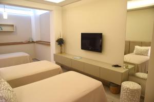 TV a/nebo společenská místnost v ubytování Mozaik Hotel