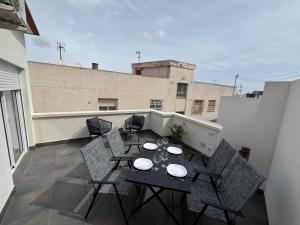 a patio with a table and chairs on a balcony at Casa Boubous in Águilas