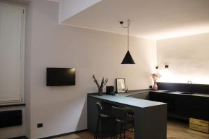 una cucina con bancone nero e lavandino di Luxury Design-Cattedrale di San Lorenzo a Genova