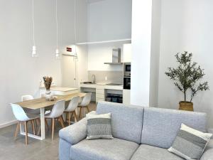 a living room with a couch and a table at Main Lofts Valencia in Valencia