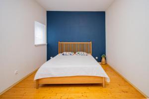 Ένα ή περισσότερα κρεβάτια σε δωμάτιο στο KOSMOS Guesthouse - Country house - Cottage - Quiet stretch by the sea and forest!
