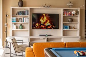 Et tv og/eller underholdning på White Monkey Villa - Private Pool & Jacuzzi