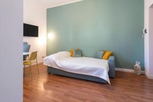 une chambre avec un lit et une table dedans dans l'établissement Arona Elite Suite - SELF CHECK-IN Wifi, à Arona