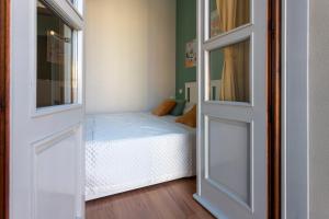 - une petite chambre avec un lit et une porte dans l'établissement Arona Elite Suite - SELF CHECK-IN Wifi, à Arona