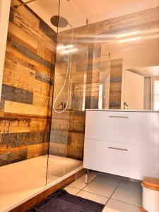Kúpeľňa v ubytovaní Duplex Normandie, tout confort Saint Valery en Caux + 33 fotografií
