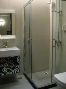 Bilik mandi di KK Waterfront Hotel